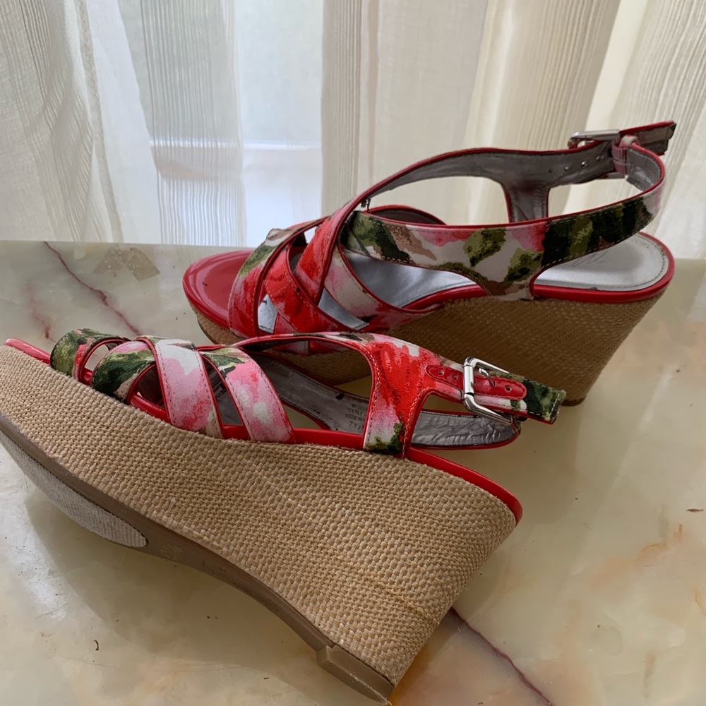 MARC FISHER/ floral wedges - Picture 8 of 8